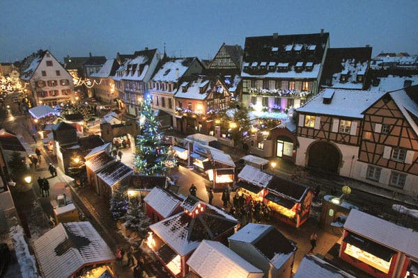 Platz 2 belegt ein Weihnachtsmarkt ganz in der Nähe von Basel. Der Weihnachtsmarkt in Colmar.