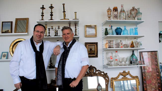 Ernst (links) und Markus Simonsohn führen morgen im Delta-Areal ihre erste Auktion durch.