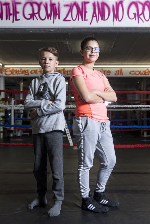 Mädchen kämpfen auch gegen Knaben. Morena und Stone sind beide 13-Jahre-alt.