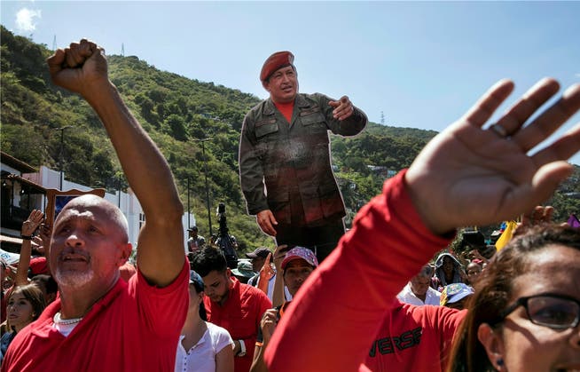 Der Protest weckt alte Geister: Regierungstreue Demonstranten halten an einer Pro-Maduro-Demo eine Hugo-Chavez-Puppe in die Höhe. Rodrigo Abd/Key