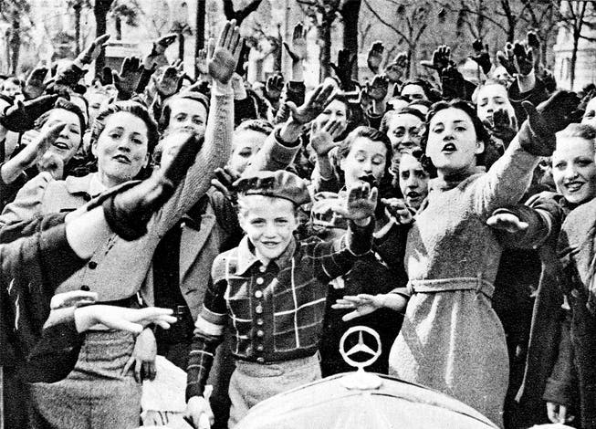 Junge Franco-Anhänger jubeln im April 1939 den siegreichen Truppen in Madrid zu. Keystone