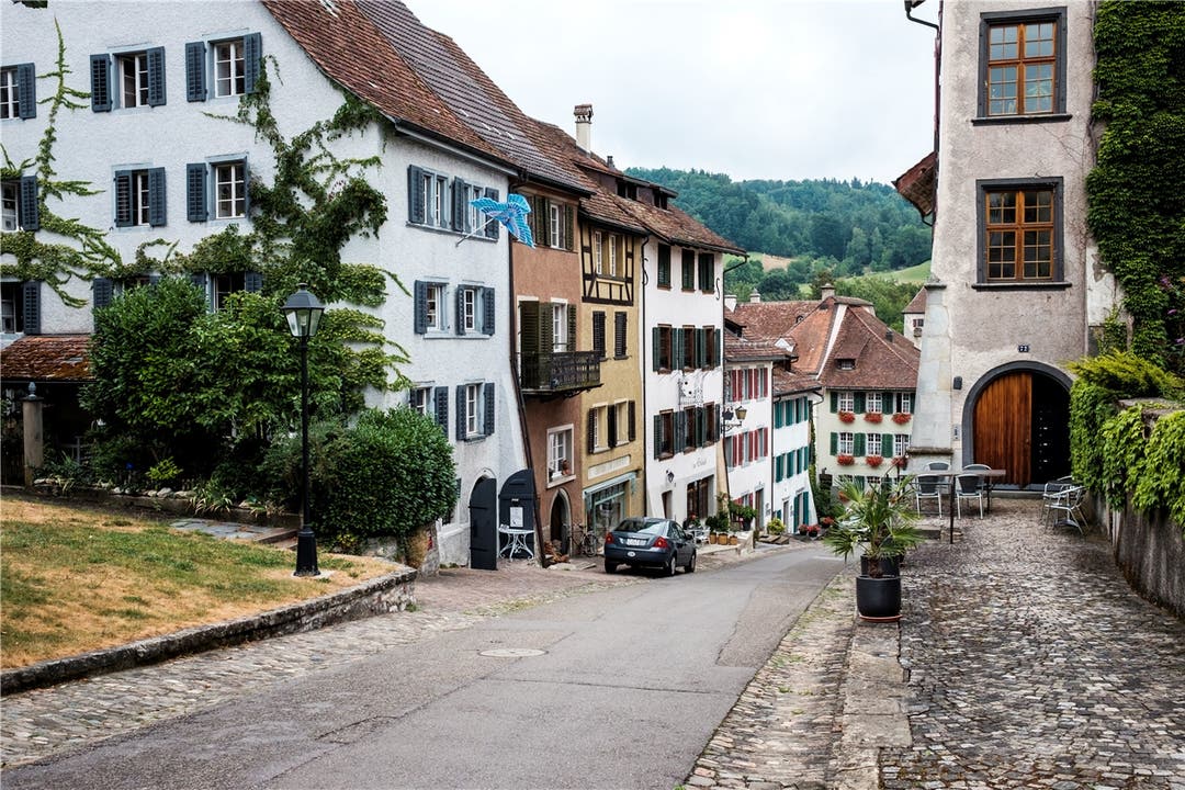 Kaiserstuhl ist flächenmässig die kleinste Gemeinde im Kanton Aargau. Die Schüler von Kaiserstuhl und Fisibach gehen im Kanton Zürich in Weiach und Stadel (Oberstufe) zur Schule.