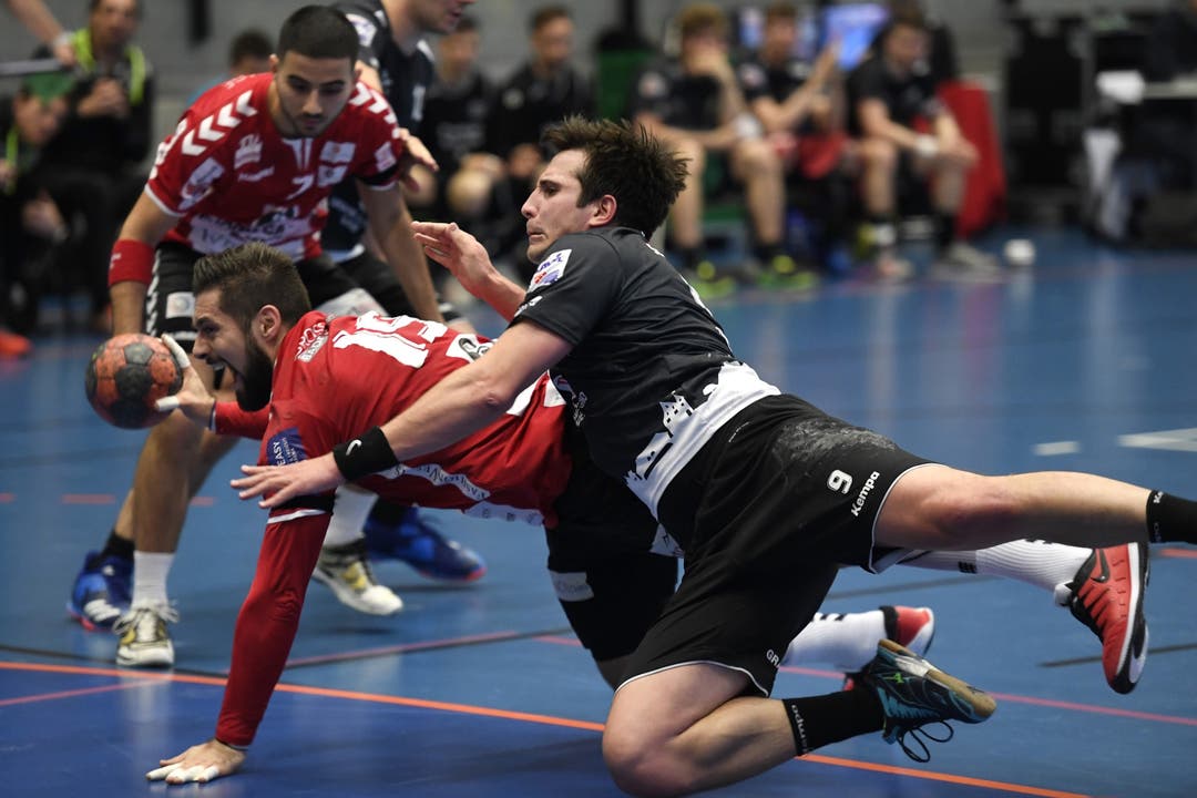 Handball, NLB: TV Endingen - STV Baden Leonard Pejkovic (links, TV Endingen) im Luftduell mit Ramon Schweizer (rechts, Baden).