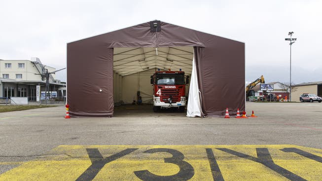 Die Feuerwehrfahrzeuge sind provisorisch in einem Zelt untergebracht.