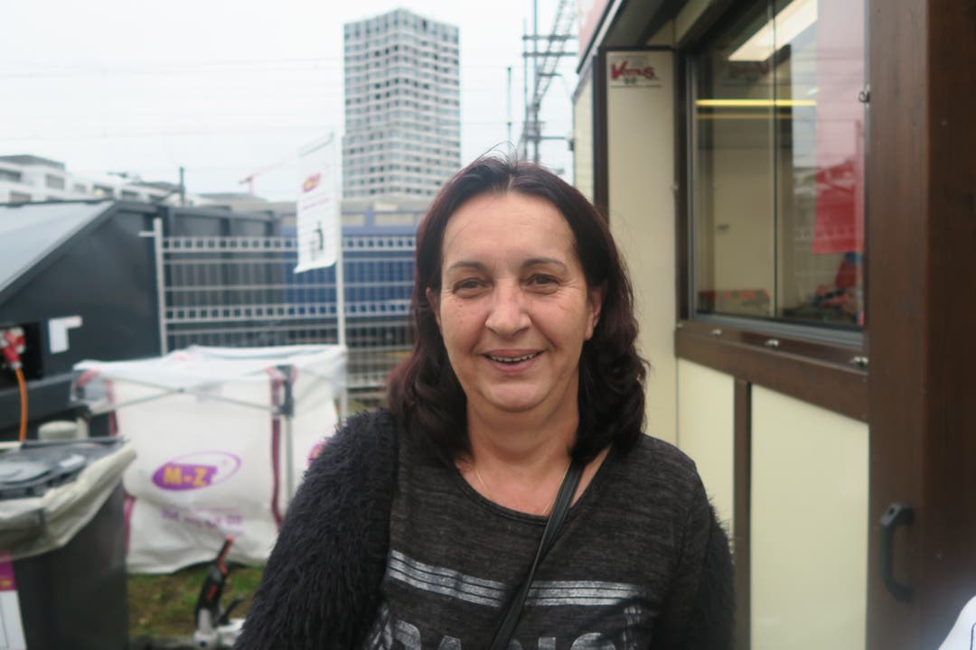 Silvana Batinic (55) Schlieren «Ich muss es eher so sagen, das einzige was mir nicht gefällt, ist das trübe Wetter. Ich besuche das Dietiker Stadtfest mit meinem Enkel der sich hier auf der Chilbi vergnügt.»