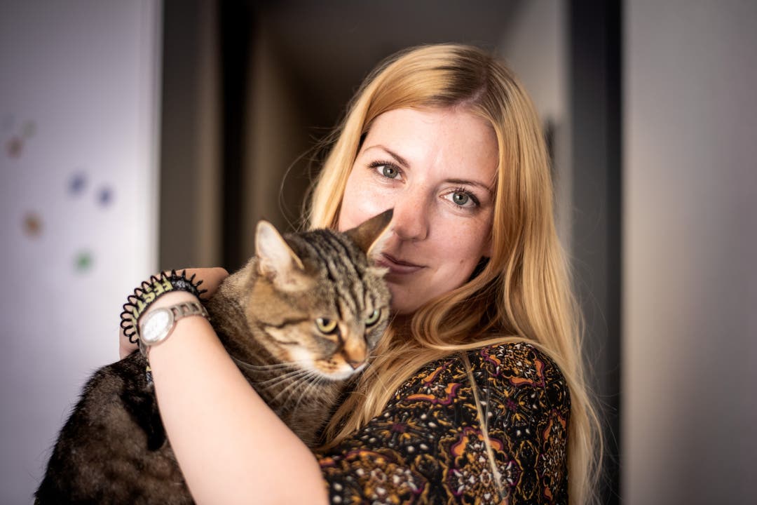 Zu Besuch bei Familie Steiner Ihr gehören zwei der drei Katzen: Julia (22) mit Katze Lou.
