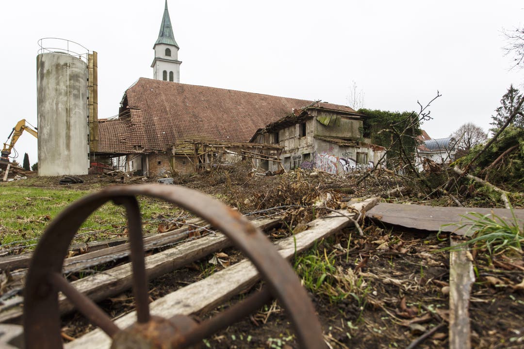  Das Bauernhaus gegenüber der Kirche wird abgerissen, um drei Neubauten mit altersgerechten Wohnungen Platz zu machen
