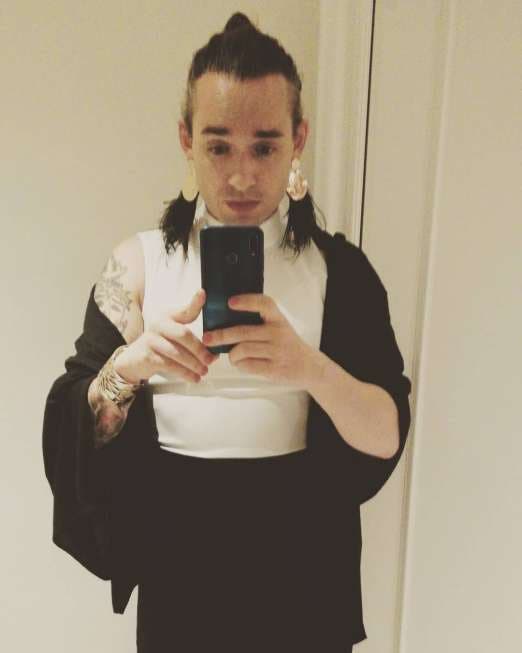 In seinen wohl letzten Tagen veröffentlicht er auf einem neuen Instagram-Accont mehrere Bilder von sich in Frauenkleidern.