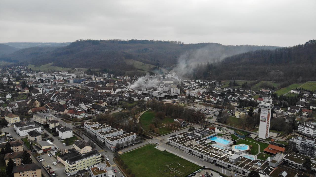 Drohnenaufnahmen eines Leserreporters zeigen dicke Rauchschwaden über Bad Zurzach.