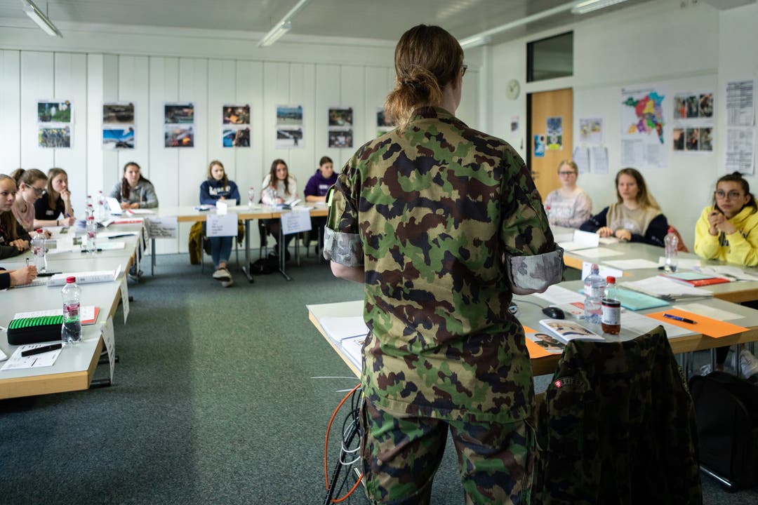 Die Kursleiterin Alexandra Bender gibt den jungen Frauen Ratschläge zum Leben in der Kaserne.