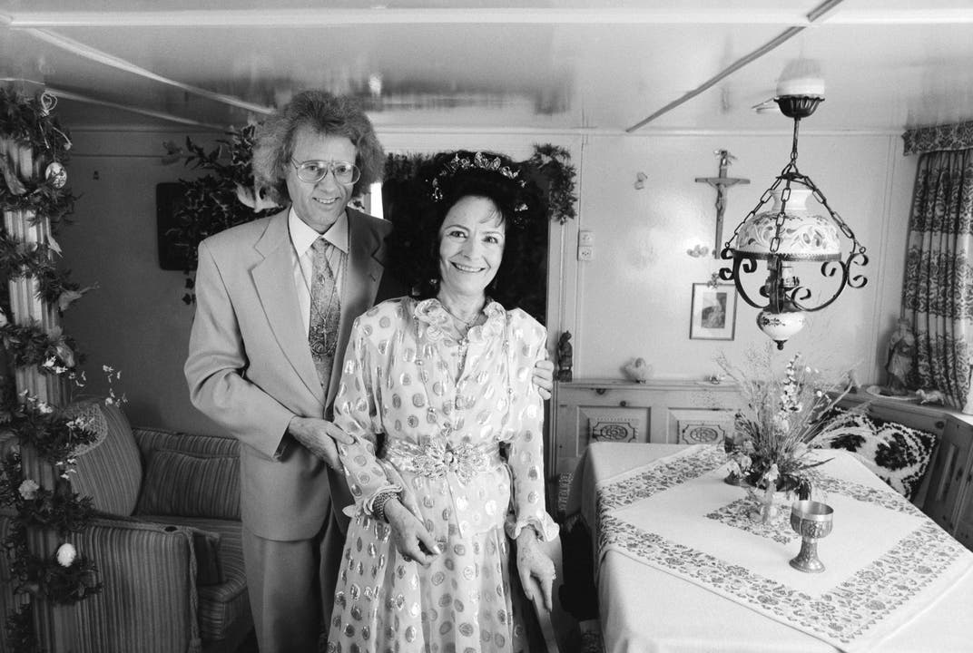 Uriella mit Ehemann Eberhard Eicke 1994 in ihrem Haus in Egg (ZH).