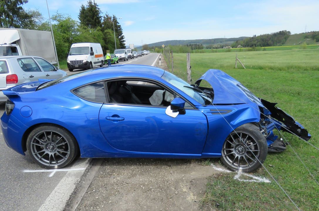 Würenlingen AG, 24. April: Ein Subaru geriet ins Schleudern und prallte mit einem Lastwagen zusammen. Verletzt wurde niemand.