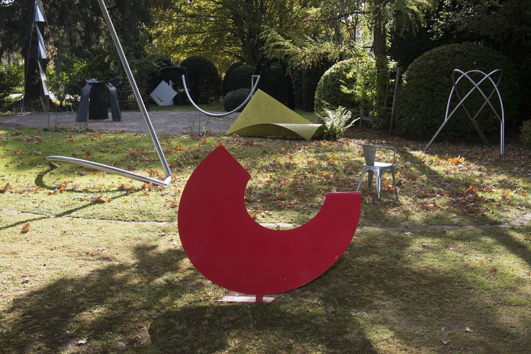 Einblick in den privaten Skulpturengarten von Stefan Sieboth mit der "roten Sichel" im Vordergrund.