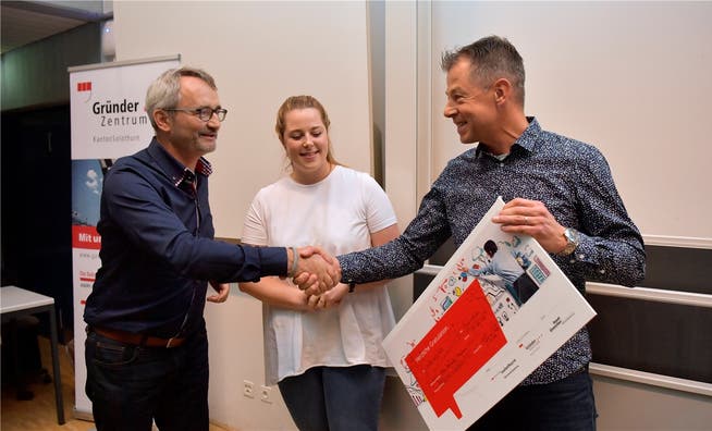 Thomas Heimann, Leiter des Gründerzentrums des Kantons Solothurn, gratuliert dem Grenchner Physiotherapeuten Jan Swager van Dok und seiner Tochter Nina zum Gewinn der 9. Neugründer-Challenge.