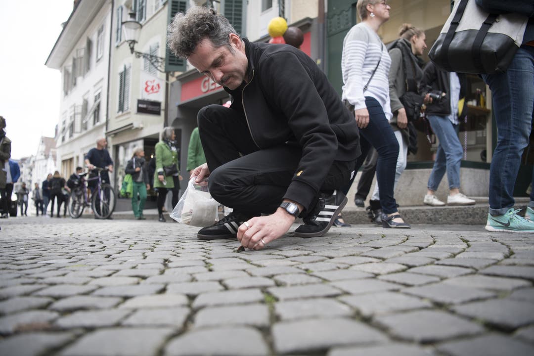 «Blinde Passagiere auf dem Solotörn» – Interventionen im Zusammenhang mit der Aktionswoche «Platz da!» Rundgang mit Künstler Max Erbacher (im Bild)