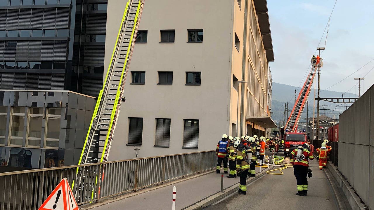 Löscharbeiten des Brands im Dach des Alpiq-Gebäudes in Olten.