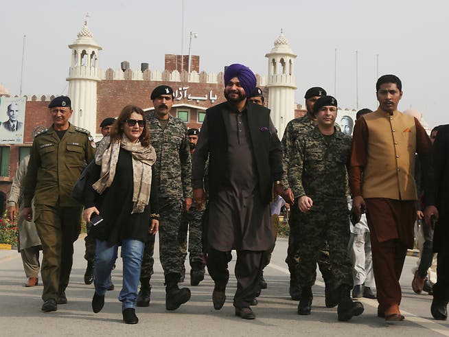 Mitglied der indischen Delagation bei der Grundsteinlegung: Der ehemalige Kricketstar, heutige Politiker und Sikh Navjot Singh Sidhu an der Grenzstation Wagha bei Lahore.