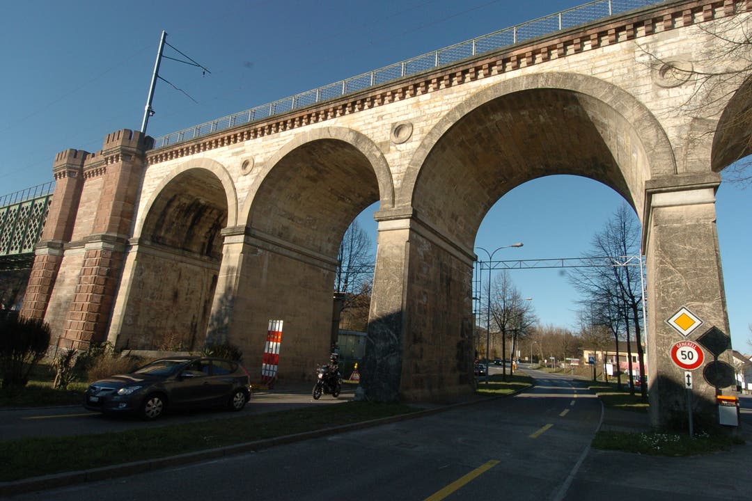 Die Eisenbahnbrücke wurde 1859 eröffnet und ist denkmalgeschützt. Laut Gemeinde Koblenz handelt es sich um den "ältesten internationalen Bahnviadukt zwischen Chur und Mainz" (Quelle: koblenz.ch).