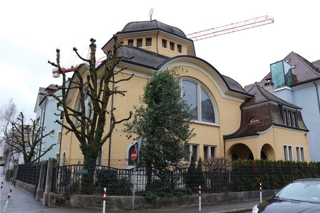 Die Israelitische Kultusgemeinde Baden musste ihre Synagoge aus Sicherheitsgründen gleich doppelt einzäunen. Solche Massnahmen sind teuer. Deshalb fordert der Bundesrat die Kantone zur finanziellen Unterstützung auf. SKU