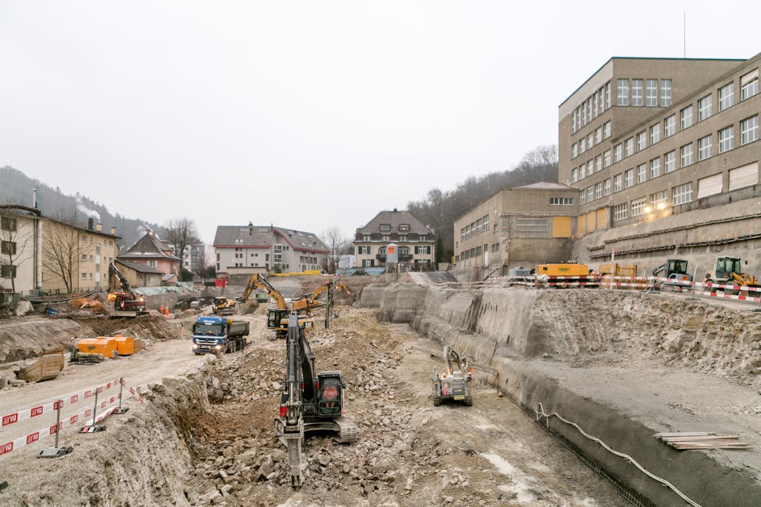 Baustelle Burghalde: 24. Januar 2019: Auf der Baustelle für das neue Sekundarstufezentrum Burghalde wird heute eines der letzten Gebäudeteile mit einem riesigen Bagger abgerissen.