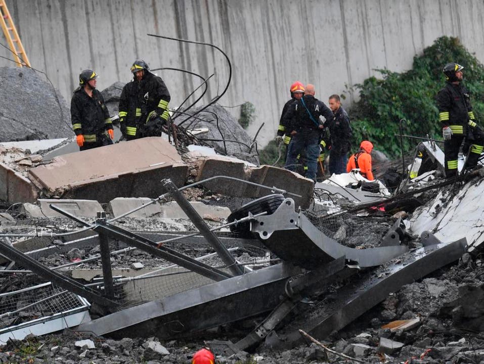 Retter in den Trümmern: Nach dem Einsturz der Autobahnbrücke in Genua suchen Feuerwehrleute nach Überlebenden.