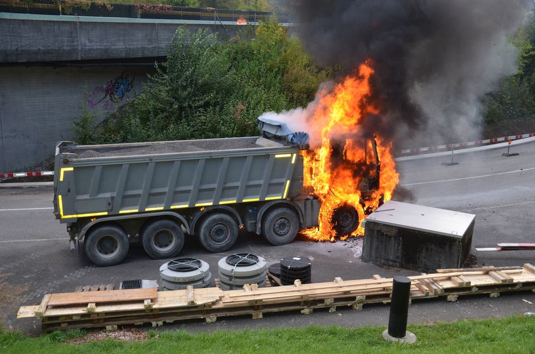 Eptingen BL, 28. September Ein Lastwagen ist auf der Hauptstrasse in Eptingen in Brand geraten und wurde dabei komplett zerstört. Die Polizei geht von einer technischen Ursache aus.