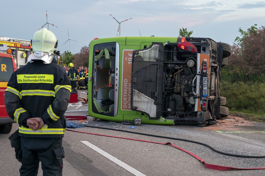 Bad Dürrenberg/A9 (D), 19. Mai: Bei einem Reisebusunglück nahe Leipzig sind mindestens ein Mensch getötet und mehr als 70 weitere verletzt worden. Was zum Unfall des Flixbusses geführt hat, war zunächst unklar.