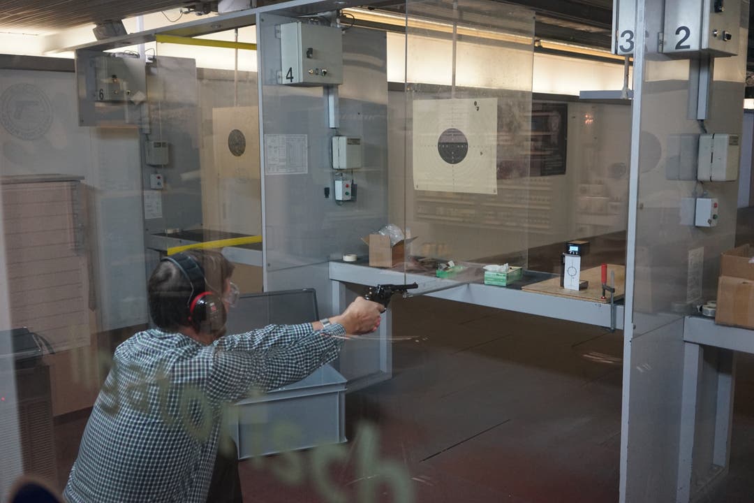 Forensik Rechtsmediziner Christian Lanz schaut, wie eine Pistole schiesst, welche Spuren sie hinterlässt.