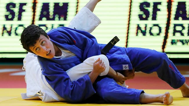 Evelyne Tschopp (in blau) beendet den Grand Prix von Taschkent im Limit bis 52 kg als Zweite