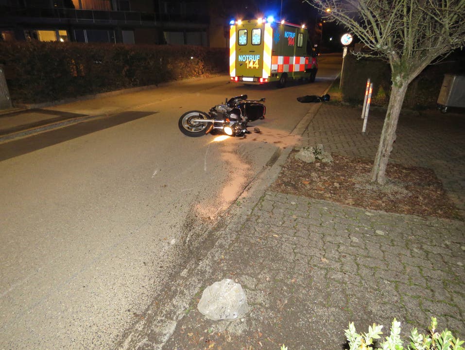 Oftringen AG, 29. Dezember Auf einer schmalen Quartierstrasse in Oftringen verlor ein Mann die Kontrolle über eine Suzuki und stürzte. Er wurde leicht verletzt, an der Maschine entstand Totalschaden. Er hatte die Maschine geliehen und besass keinen Führerausweis.