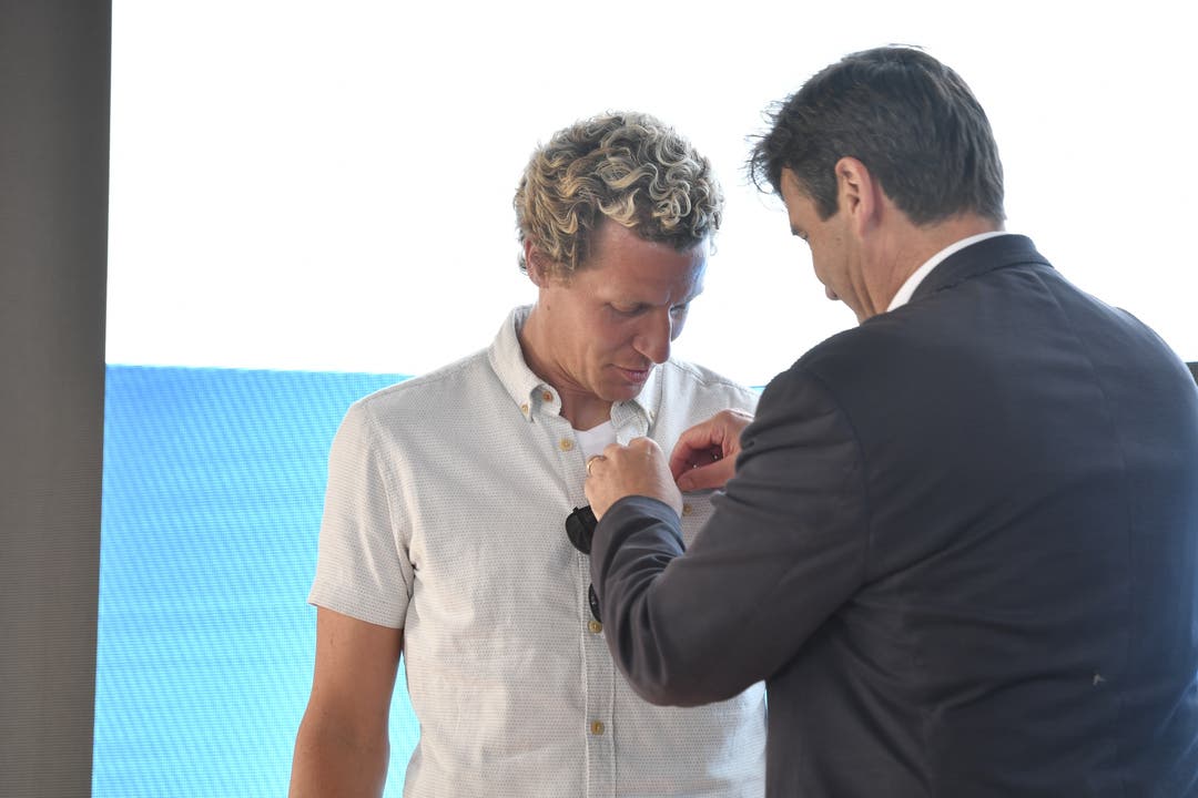 Marco Wölfli erhält auch einen offiziellen Grenchner Pin
