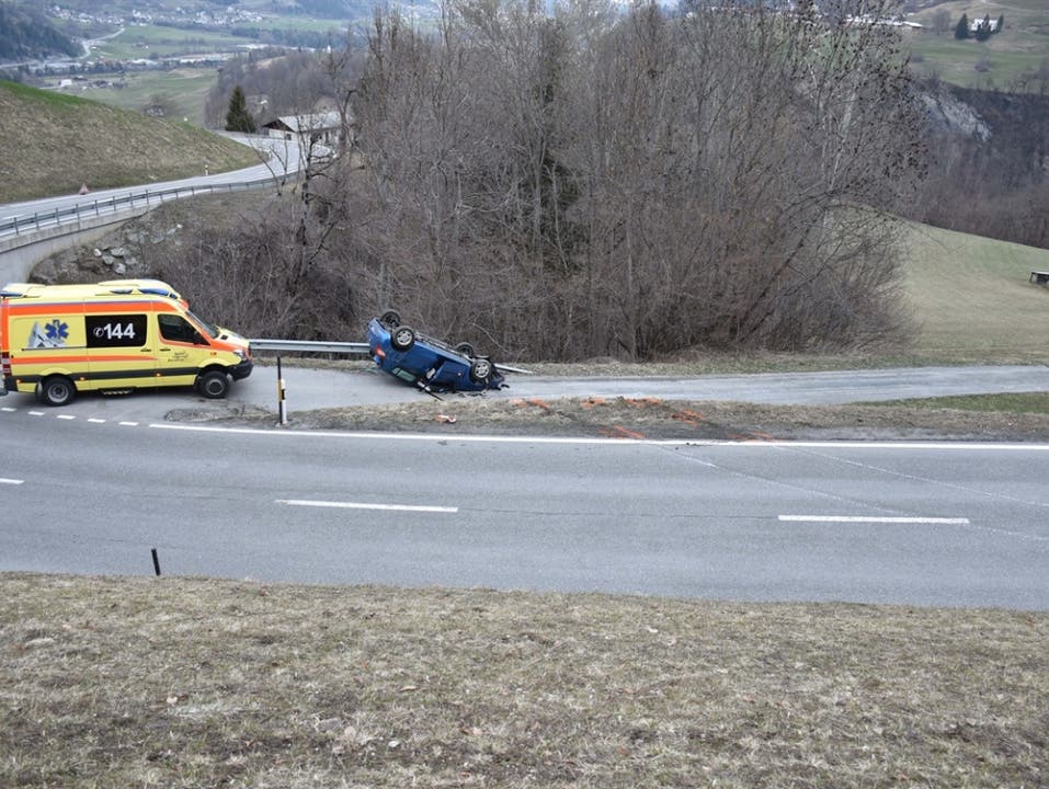 Luven GR, 25. März: In der Ortschaft Luven im Bündner Oberland ist eine 59-jährige Frau mit ihrem Auto von der Strasse geraten und einen Abhang hinunter gestürzt. Mit mittelschweren Verletzungen wurde sie hospitalisiert.