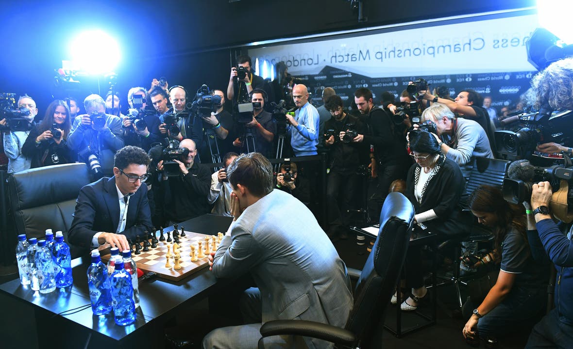 Der Norweger Magnus Carlsen (rechts) am Tisch gegen den Italo-Amerikaner Fabiano Caruana