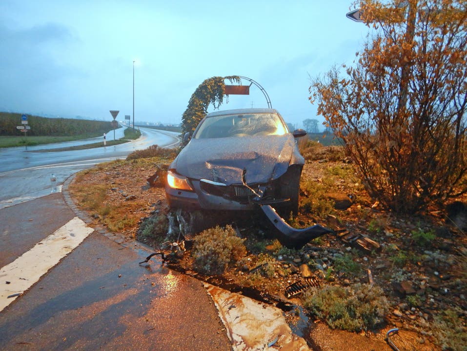 Ottoberg TG, 2. September Ein 21-jähriger Autofahrer baute einen Selbstunfall, nachdem er kurz am Steuer eingenickt war. Er kollidierte mit dem Weinfass, das auf einem Kreisel stand. Der Führerausweis wurde ihm abgenommen.