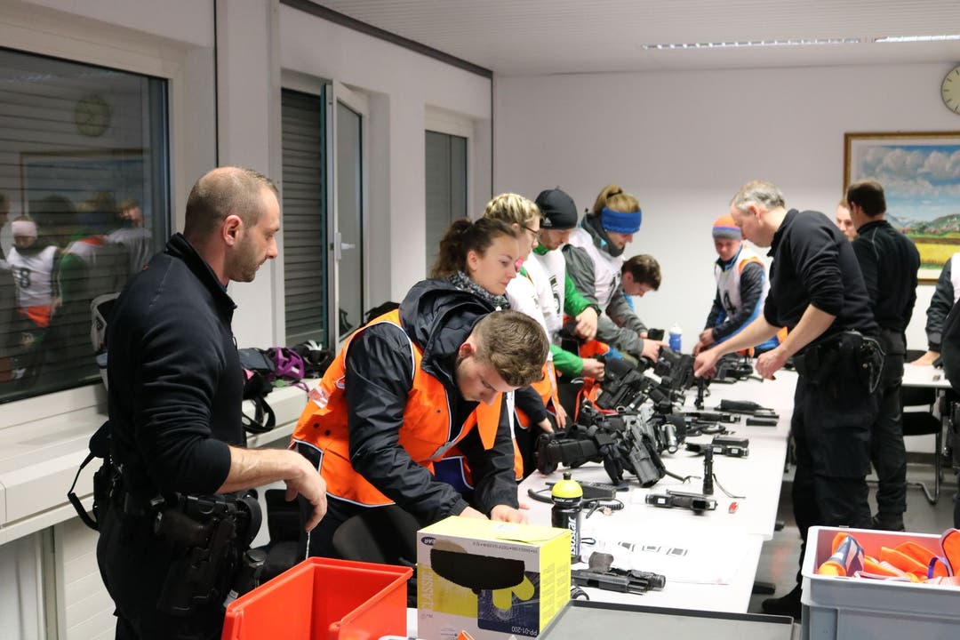 Durchhalteübung der Polizeischule Solothurn 2019 Ausrüstung fassen, bevor es dann los geht.