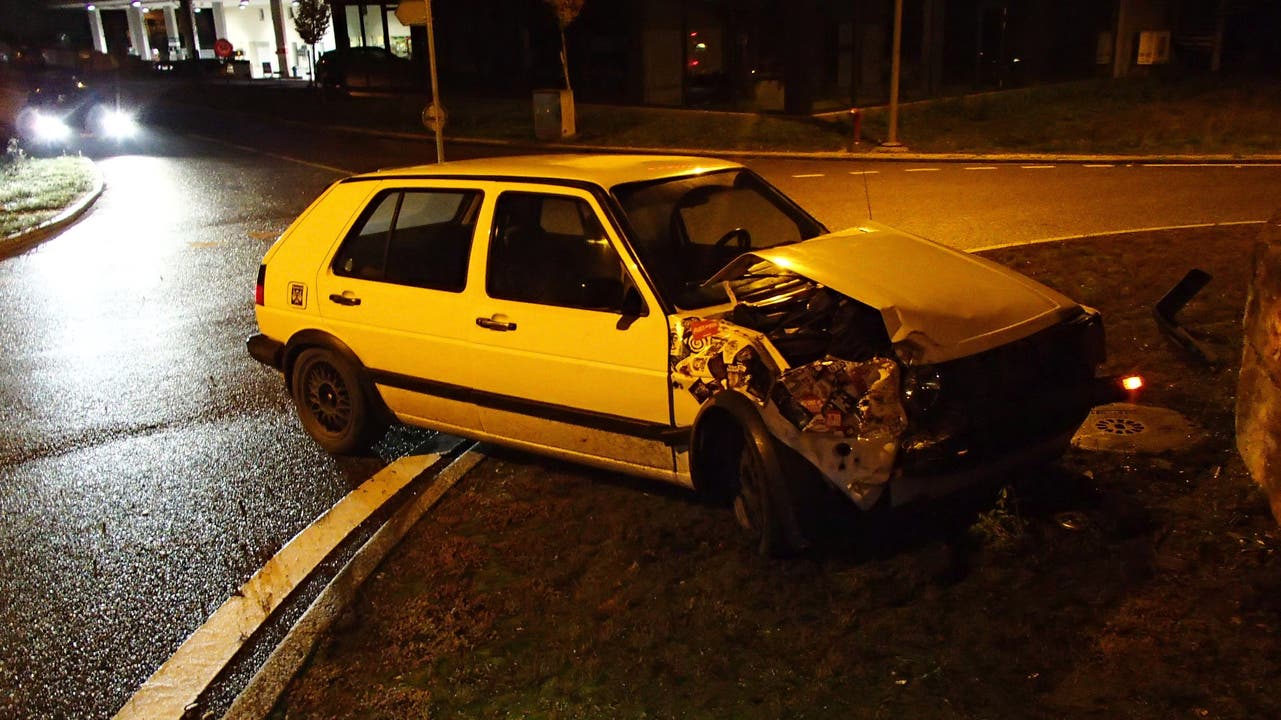 Tegerfelden AG, 13. November Nach einem Überholmanöver verlor der Golf-Fahrer die Kontrolle über sein Fahrzeug.