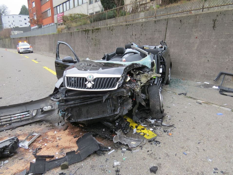 Ein Autofahrer geriet auf der Neuenhoferstrasse in Baden auf die Gegenfahrbahn und kollidierte frontal in einen entgegenkommenden PW.