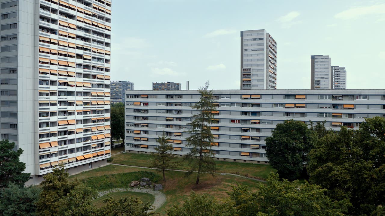 Dokumentarfilm «Tscharniblues II» An den ursprünglichen Schauplatz zurückgekehrt: das Tscharnergut in Bern, die damals erste moderne Hochhaussiedlung der Schweiz.