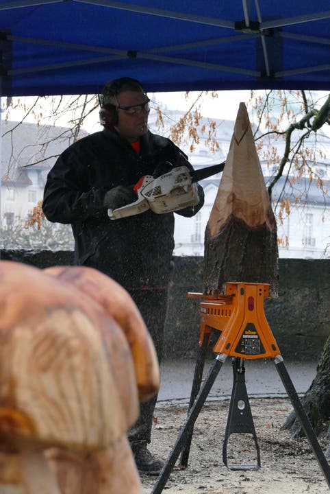 Holzskulpturen herstellen mit der Mini-Kettensäge