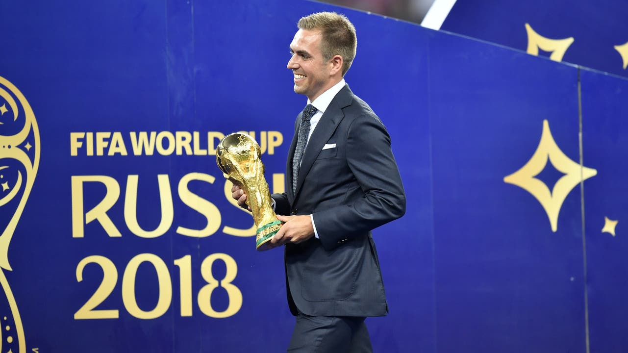 Captain der Deutschen Nationalmannschaft 2014, Philipp Lahm, übergibt den WM- Pokal.