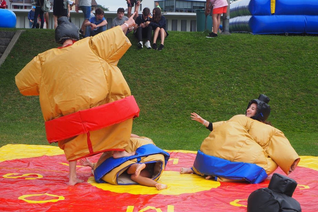 Die Oberstufenschüler amüsierten sich im Terrassenbad Baden im eigenen «Luna-Park» – zum Beispiel beim Sumo-Ringen.