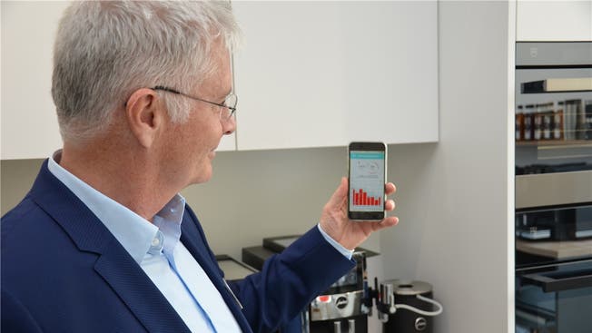 Peter Lehmann, Geschäftsleiter IBW, blickt auf sein Handy. Über eine App soll der Nutzer zukünftig jederzeit Informationen über den Stromverbrauch abrufen können. Zum Beispiel, ob die Herdplatte ausgeschaltet ist.