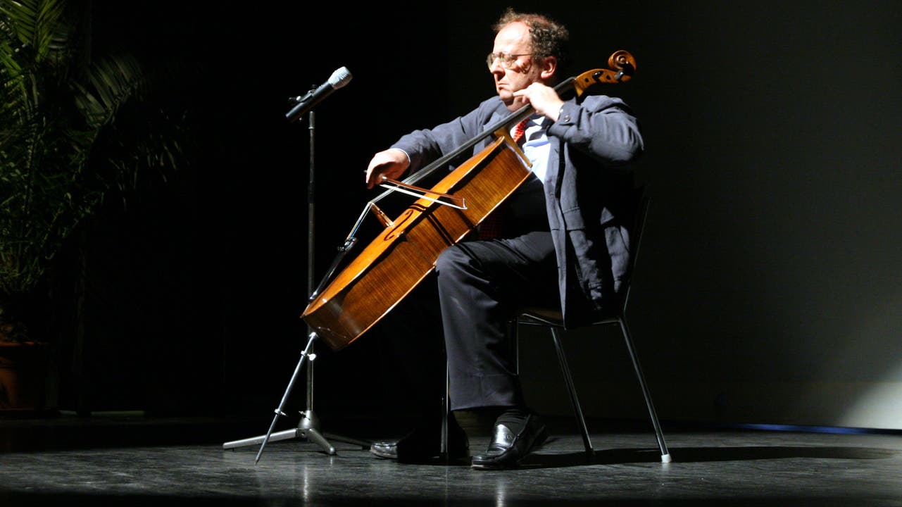  Beat Richner mit seinem Cello anlässlich eines Benefizkonzert in Reinach.