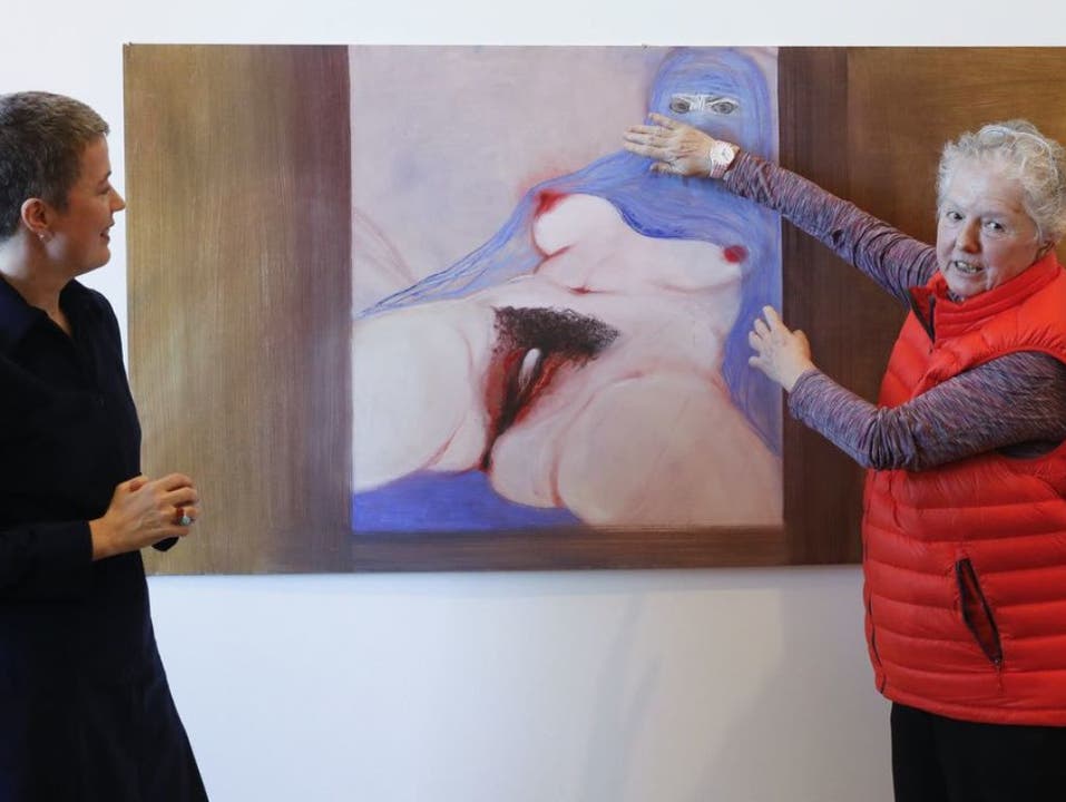 Die Künstlerin Miriam Cahn (rechts) spricht im Kunstmuseum Bern mit der Kuratorin Kathleen Bühler über das Gemälde "L'origine du monde schaut zurück". Es ist Teil der Ausstellung "Ich als Mensch", die vom 22. Februar bis 16. Juni 2019 dauert.