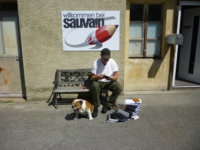 André Sauvain mit Bulldogge Dodo vor dem Atelier.