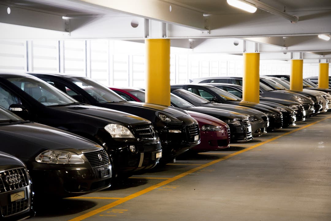 Sommer 2012: Die Staatsanwaltschaft versteigert 40 beschlagnahmte Autos der SAR Premium Cars.