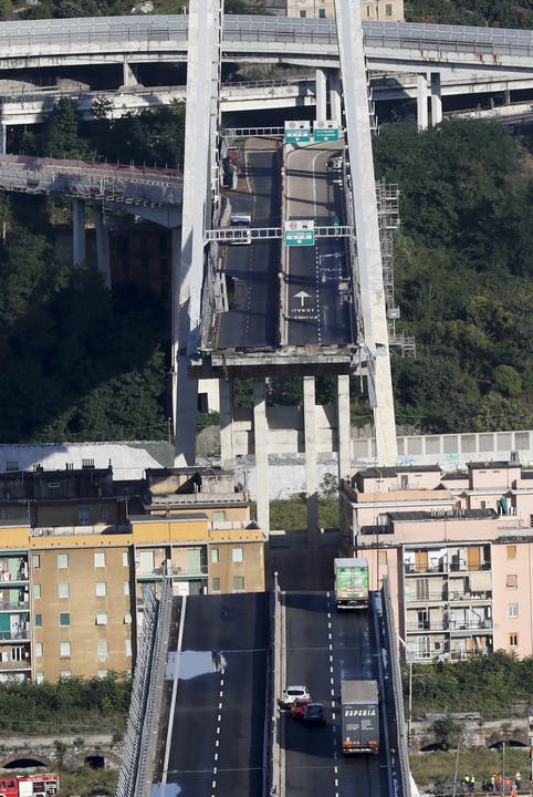 Ein eindrückliches Bild aus der Vogelperspektive: Ein grosser Teil der Brücke fehlt.