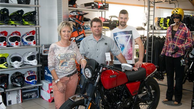 Pia Zimmermann, Markus Zimmermann und Sandro Kölliker in der Moto Boutique Zimmermann.