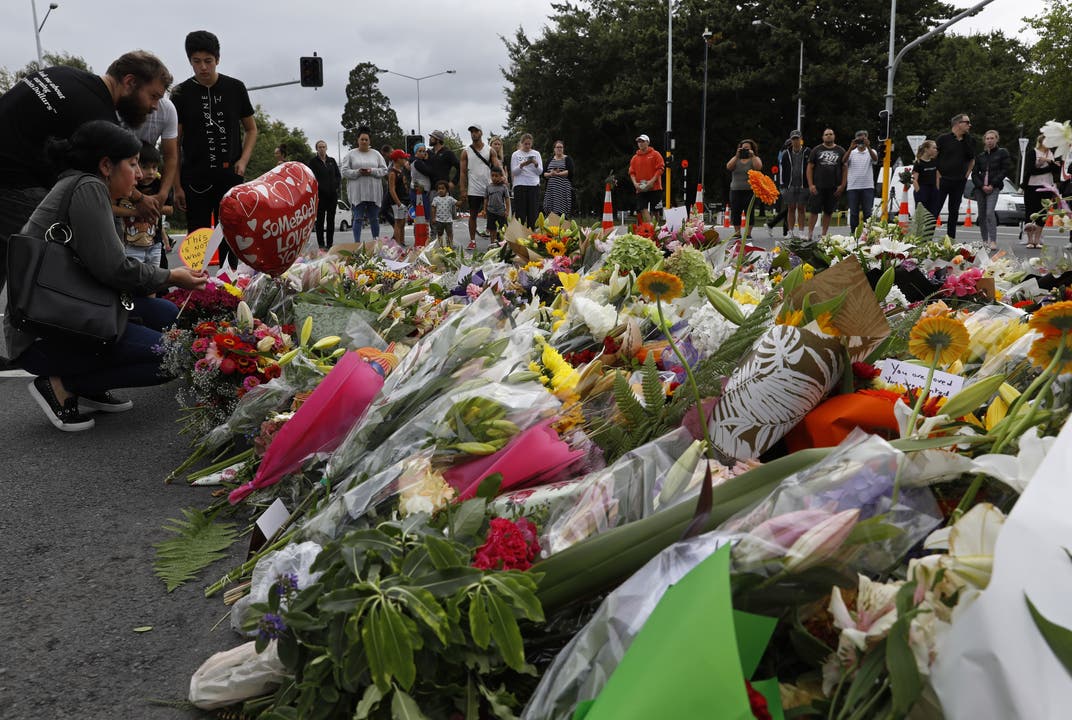 Blumenmeer von Trauernden in Christchurch.