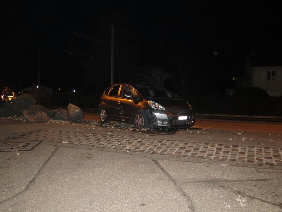 Münchenstein BL, 16. Februar: Eine 72-Jährige Autofahrerin kommt von der Strasse ab und bleibt im Steinbeet stehen.